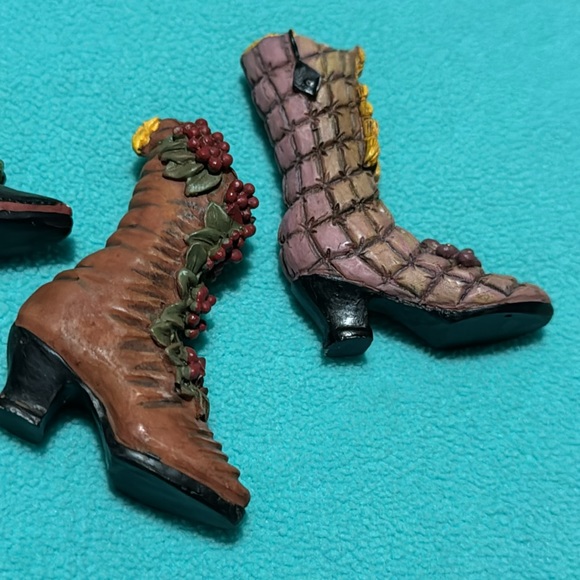 Set of 6 adorable vintage miniature womens’ porcelain or resin (?) boots - Picture 5 of 13